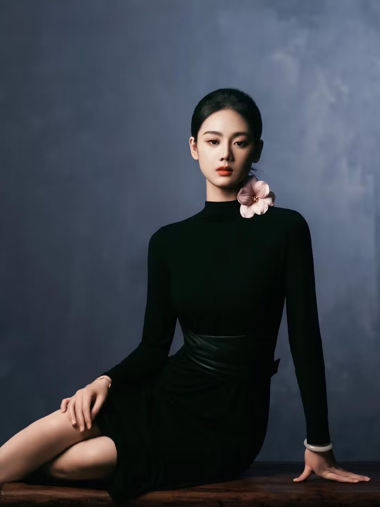 Ethnic Clothing & Online Fashion Store Khaadi Pk - ชุดถ่ายภาพบุคคลสีดำเรียบหรูทันสมัยปี 2026 สำหรับสตูดิโอ ถ่ายภาพอารมณ์ส่วนตัว เสื้อผ้าศิลปะ ชุดการแสดงสไตล์ชาติพันธุ์สำหรับผู้หญิง