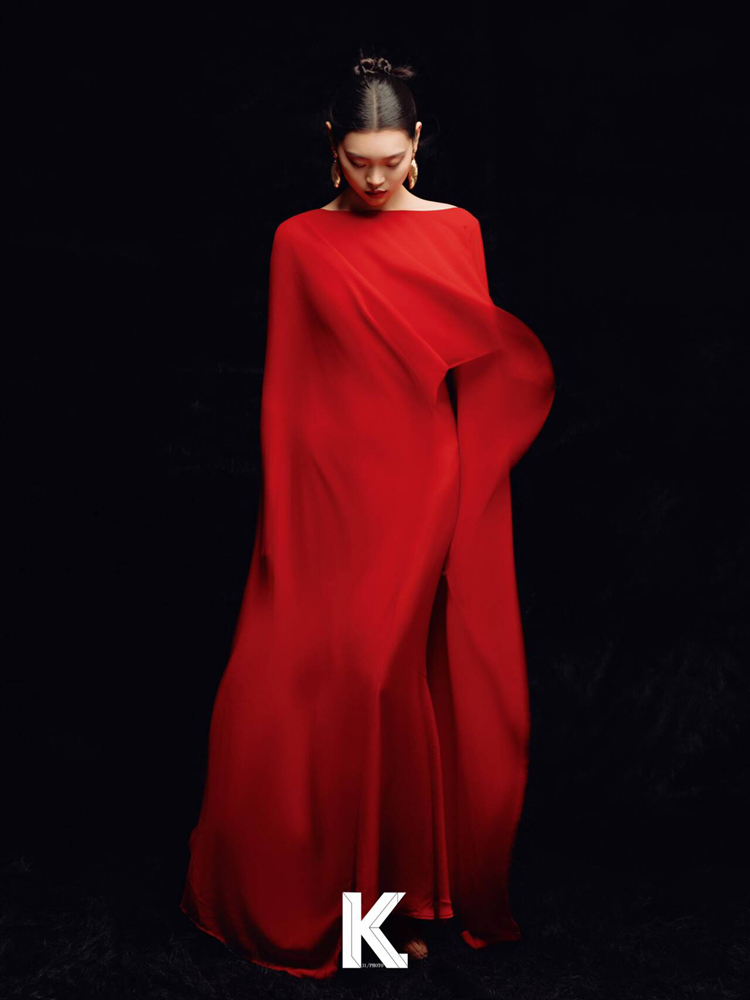 Ethnic Clothing & Online Fashion Store Khaadi Pk - แฟชั่นใหม่ปี 2026 ชุดถ่ายภาพพอร์ตเทรตสไตล์เรโทรสุดหรูสีแดง ชุดการแสดงบนเวทีสไตล์ชาติพันธุ์สำหรับผู้หญิง